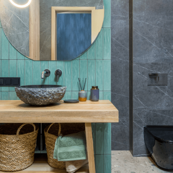 baño gris con detalles en madera